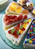 Candyman-Torte (Torte mit Süssigkeiten dekoriert)