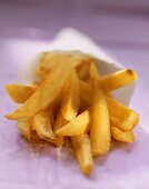 Gesalzene Pommes frites in Papiertüte