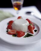 Panna cotta con le fragole (Cream dessert)