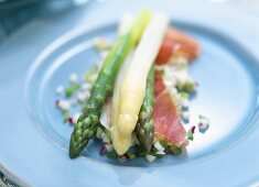 Asparagus with ham on apple and pepper vinaigrette