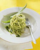 Spaghetti al pesto verde (Spaghetti with ramsons pesto)