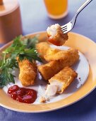 Fischstäbchen mit Ketchup und Salatgarnitur