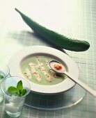 Geeiste Gurkensuppe mit Krabben