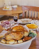 Gebratener Truthahn mit Beilagen zu Thanksgiving