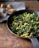 Pan-cooked savoy dish with onions and walnuts