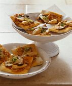 Minipizzas mis Hähnchenbrust und Steinpilzen