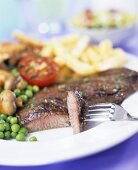 Rindersteak mit Gemüse und Pommes