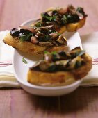 Crostini ai funghi (Röstbrote mit Maronenpilzen, Italien)