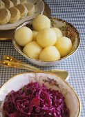 Accompaniments: red cabbage, potato- & napkin dumplings