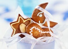 Schoko-Honig-Lebkuchen in einer Schale, Deko-Geschenkband