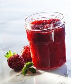 Erdbeermarmelade in einem Glas