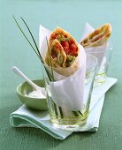 Scharfe Salami-Wraps (mit Jalapeno-Chilies und Tomaten)