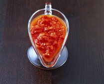 Scharfe Tomatensauce (Arrabiata) in Sauciere