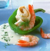 Plaice rolls and shrimps in green pepper
