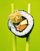Maki-Sushi mir Krebsfleisch, Rührei und Thunfisch