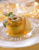 Bratapfel mit Aprikosen-Marzipan-Füllung und Vanilleeis