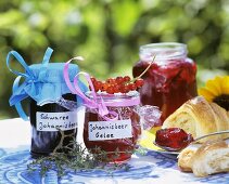 Red- and blackcurrant jelly