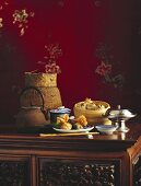 Chinesische Tischszene mit Dim Sum und Tee