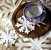 Aus Papier geschnitten Schneeflocken als Winterdeko