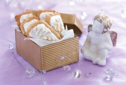 Almond biscuits with slivered almonds
