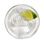 Ein Glas Wasser mit Limette und Eiswürfeln