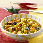 Aubergine and chick-pea curry (India)