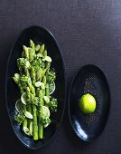 Asparagus salad with curry powder and lime