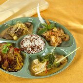 Teller mit verschiedenen asiatischen Gerichten (Thailand)