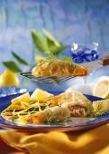 Lachs-Teigecken mit Zucchinistreifen,Zitronen & Dill
