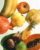 Verschiedene exotische Früchte & ein Apfel