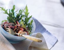 Rucola-Wildreis-Salat mit Radieschen und Ingwer