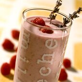 Beerenmilch mit frischen Himbeeren und Lavendelzweig