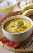 Mulligatawny Suppe mit Hähnchen, Reis und Bananen