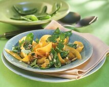 Mangetout salad with carrots and sunflower seeds
