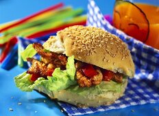 Gyros-Burger mit Salatblatt und Tomatenwürfeln