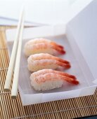 Nigiri Sushi mit Garnelen in weisser Papierschachtel