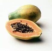 Ganze und halbe Papaya