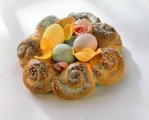 Osterkranz mit Rosenblättern und gefärbten Eiern