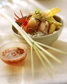 Fischfondue nach Thai-Art mit Reis und Chilisauce