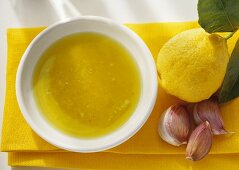 Kanarische Knoblauchsauce (Mojo de ajo) im Schälchen; Zitrone