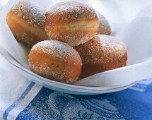 Frische Krapfen mit Zucker auf weißem Teller