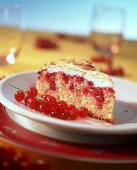 Stück Johannisbeer-Mandel-Baiserkuchen