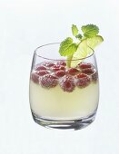 Himbeer-Zitronen-Bowle im Glas