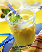 Fruchtsaftbowle mit Curacao, Mango und Zitrone im Glas