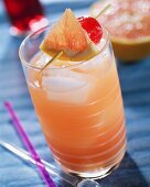 Rum and grapefruit cocktail (Golden rum shake)