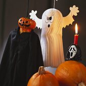 Tischdeko mit Kürbissen und Geisterfiguren zu Halloween