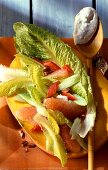 Fruchtiger Salat mit Cheese-Dip zu Halloween