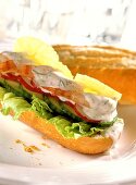 Baguette with shrimps, dill mousse, vegetables and lime