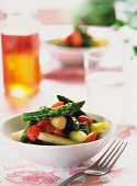 Asparagus salad with strawberries; drinks