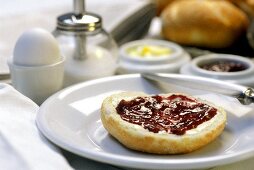 Marmeladenbrötchen und Ei zum Frühstück